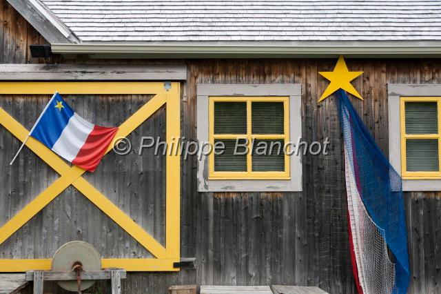 canada nouveau brunswick 25.JPG - Maison ornée du drapeau acadien, Pays de la Sagouine, Bouctouche, Nouveau-Brunswick, Canada